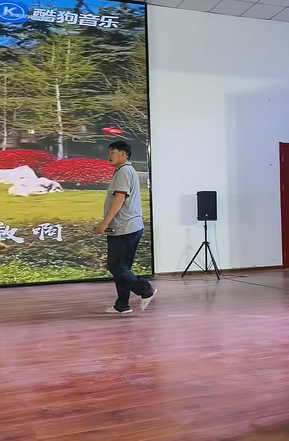大衣哥越来越自信，穿着农民工作服就大步流星登台了，看那个衣服脏成啥了，再看穿的鞋