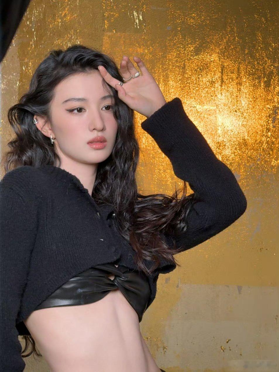 王楚然腹肌线条船贵人实在美丽，真的要独得圣宠了​​​