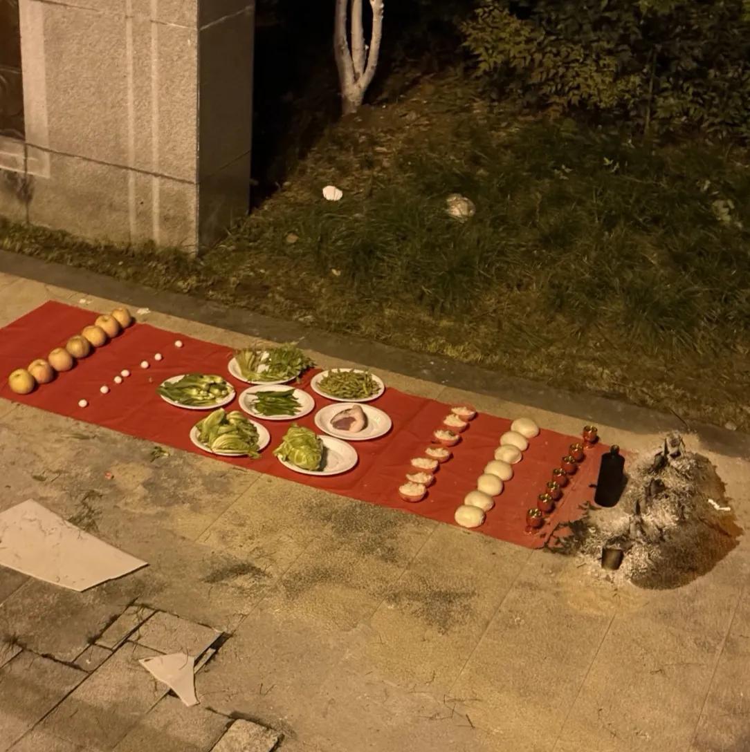 有谁知道，大半夜的这是搞哪一出？