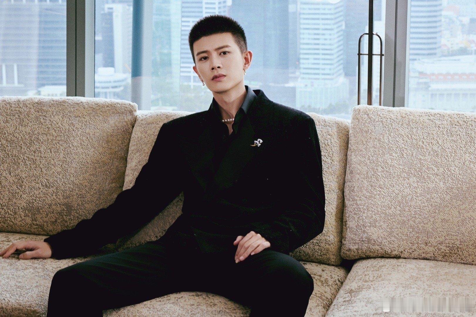 任嘉伦今天简约但得体非常符合交流的文化气韵