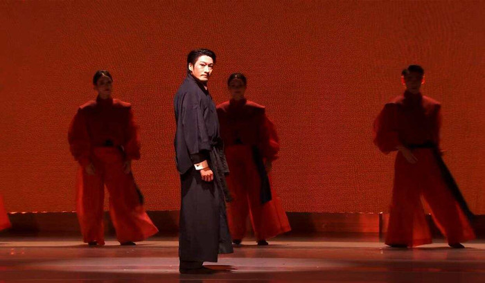 舞剧演员脱掉和服才向观众鞠躬致谢，回应：撕掉这层皮，做回真真