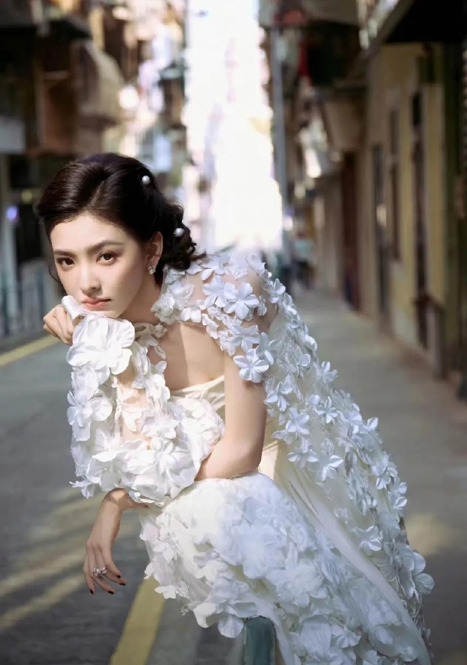 2025爱奇艺尖叫之夜未启，章若楠先凭一组澳门街巷大片美出圈！微风轻拂，暖意缱绻