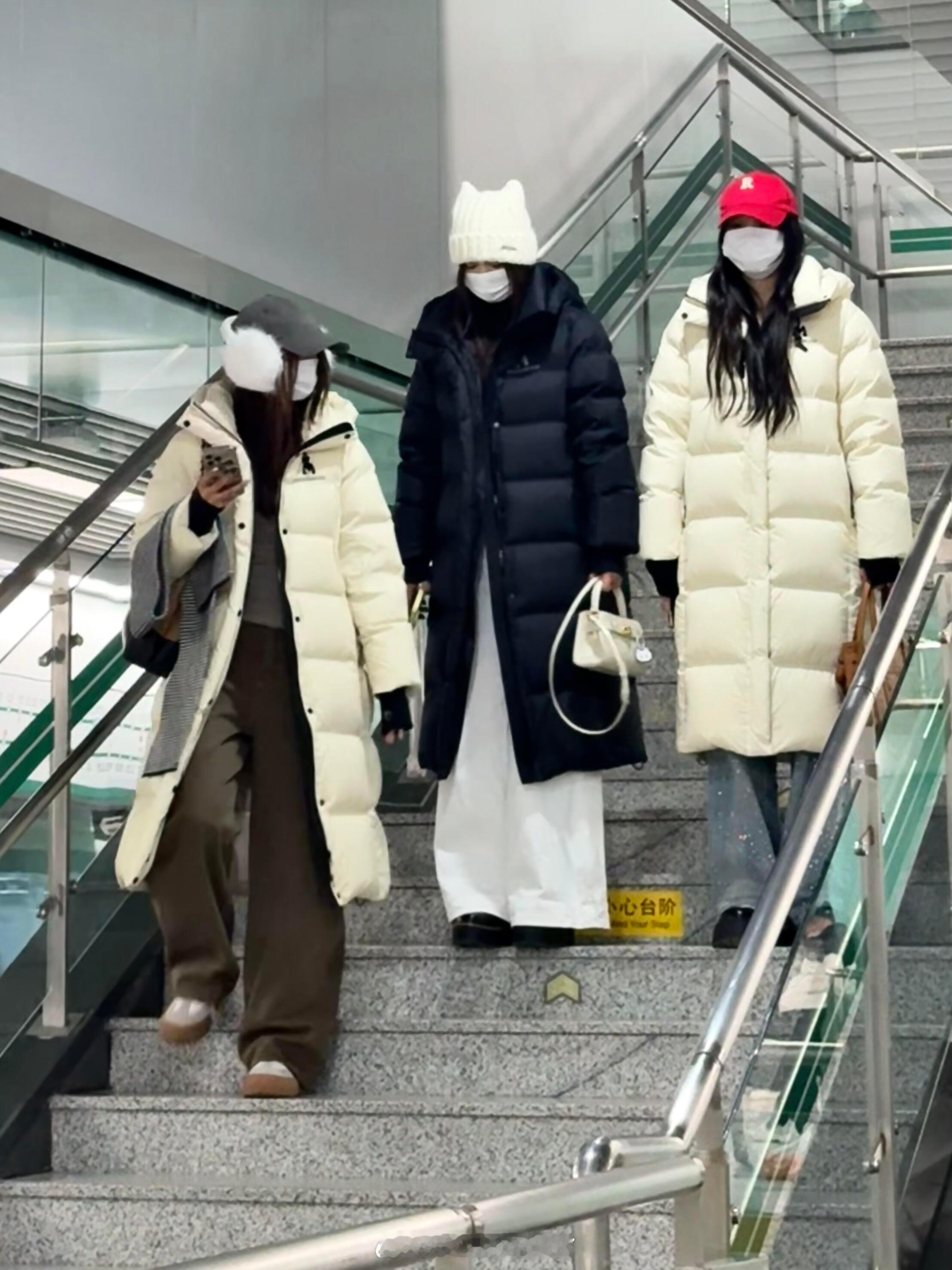 地铁上看到的….一眼相中了小佳姐穿的长款羽绒服，看起来好暖和，版型也很正，一路小