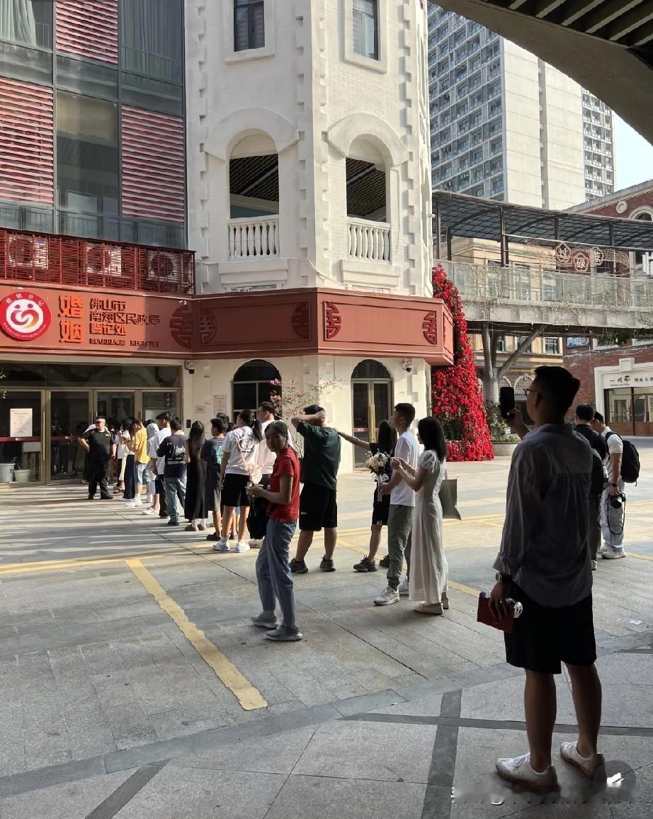 南海民政局今早排疯了！排除结婚！今天的佛山南海民政局，还没开门就排起十多对