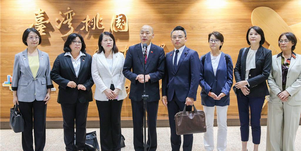 韩国瑜的这一番谈话，又让大陆网友失望了台“立法院长”韩国瑜率领跨党派立委结束访