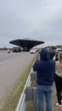 第一次见传说中的“UFO”在地上跑啊，这是什么神奇飞行物啊？