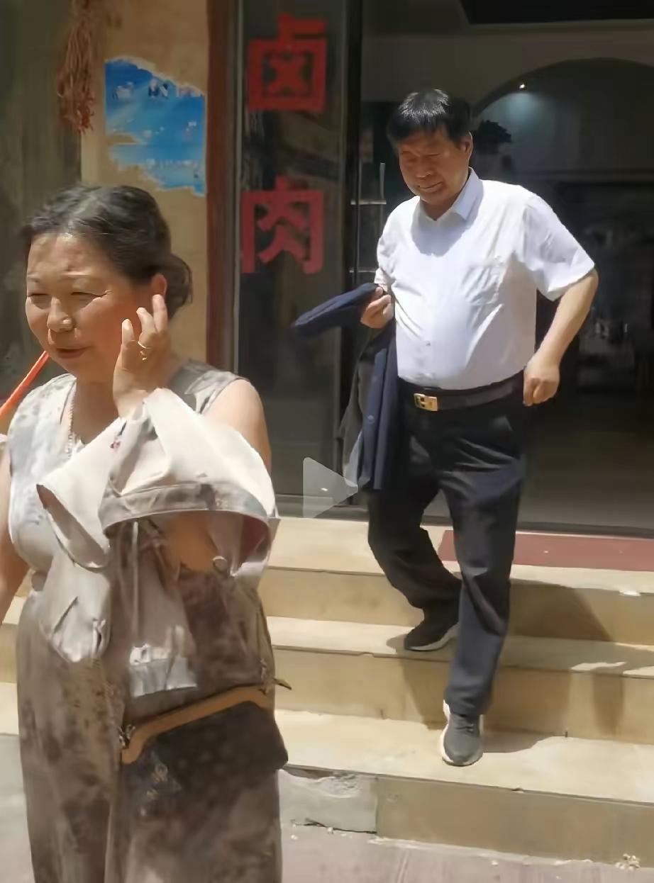 咱唠唠杜大娘生孩子这事儿，越想越不对劲！按常理，姑娘生孩子、坐月子，都是娘
