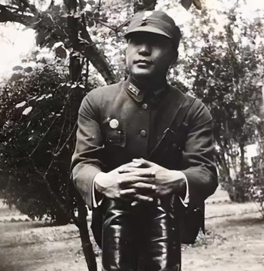 1938年国民党高官陈尔晋与珠宝商之女完婚，结婚后不久，陈尔晋发现妻子经常早出晚