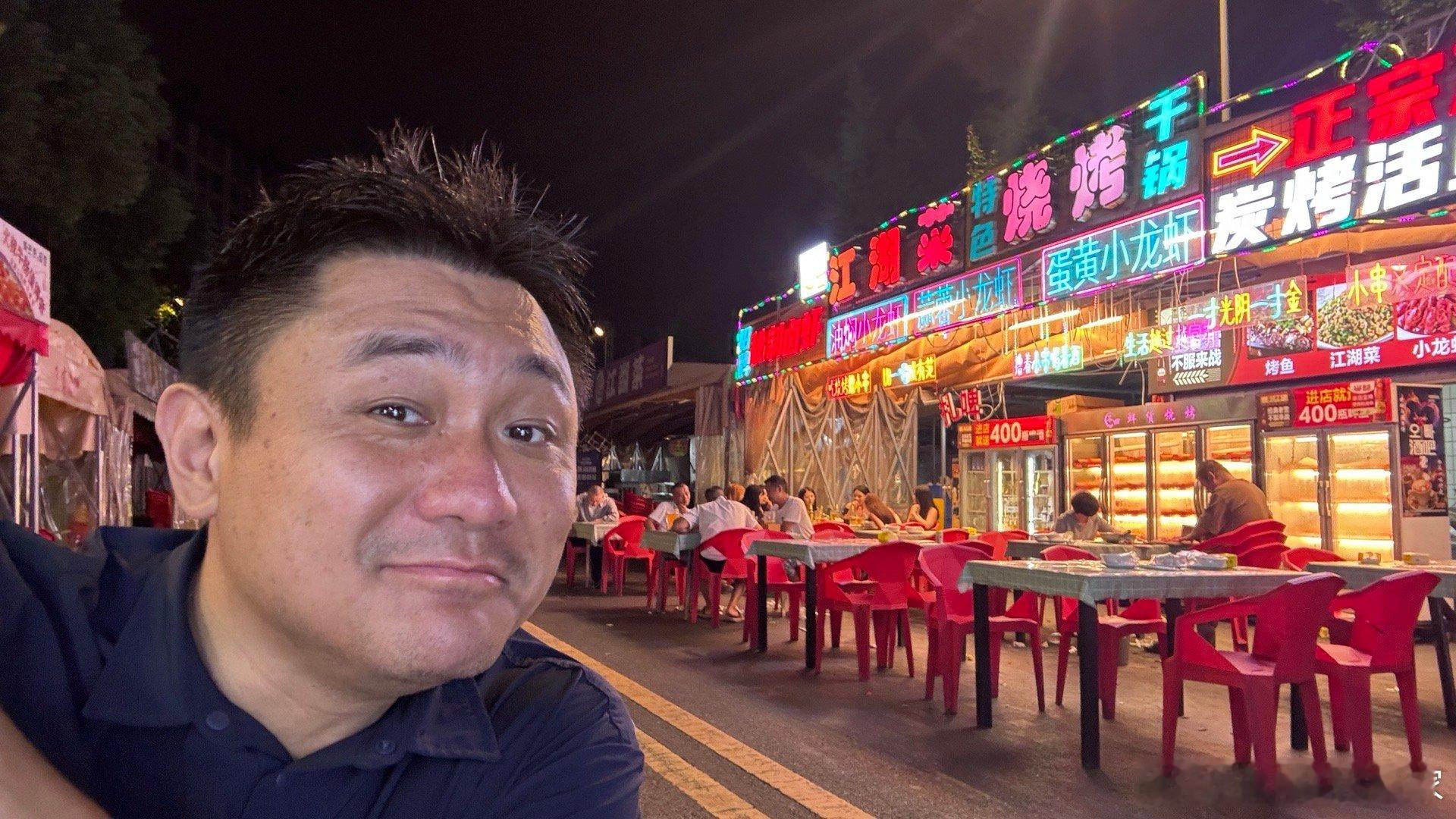 不想在房间等外卖，反正也凉快，把行李交给酒店大堂就溜达到酒店隔壁的小夜市。奔波了
