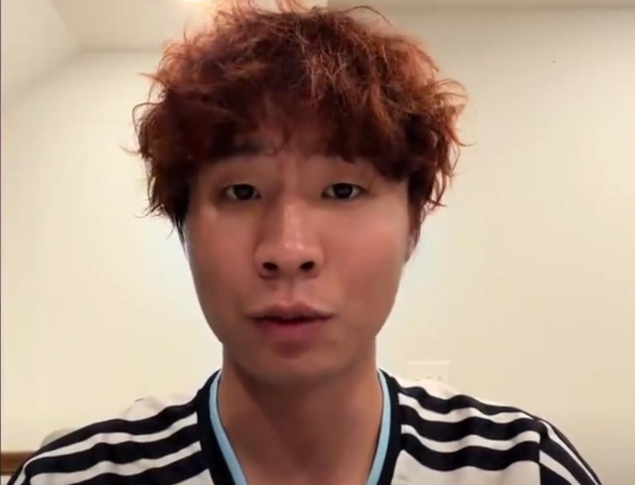一名中国球迷穿着阿根廷队衣服看英格兰和阿根廷的半决赛，当阿根廷队进球的时候，他和
