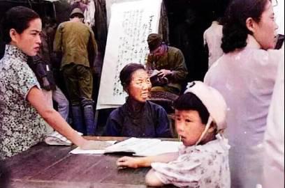 照片中方中间那位坐着的老太太就是汉奸——郝老太太。郝老太太住在卢沟桥一文字山