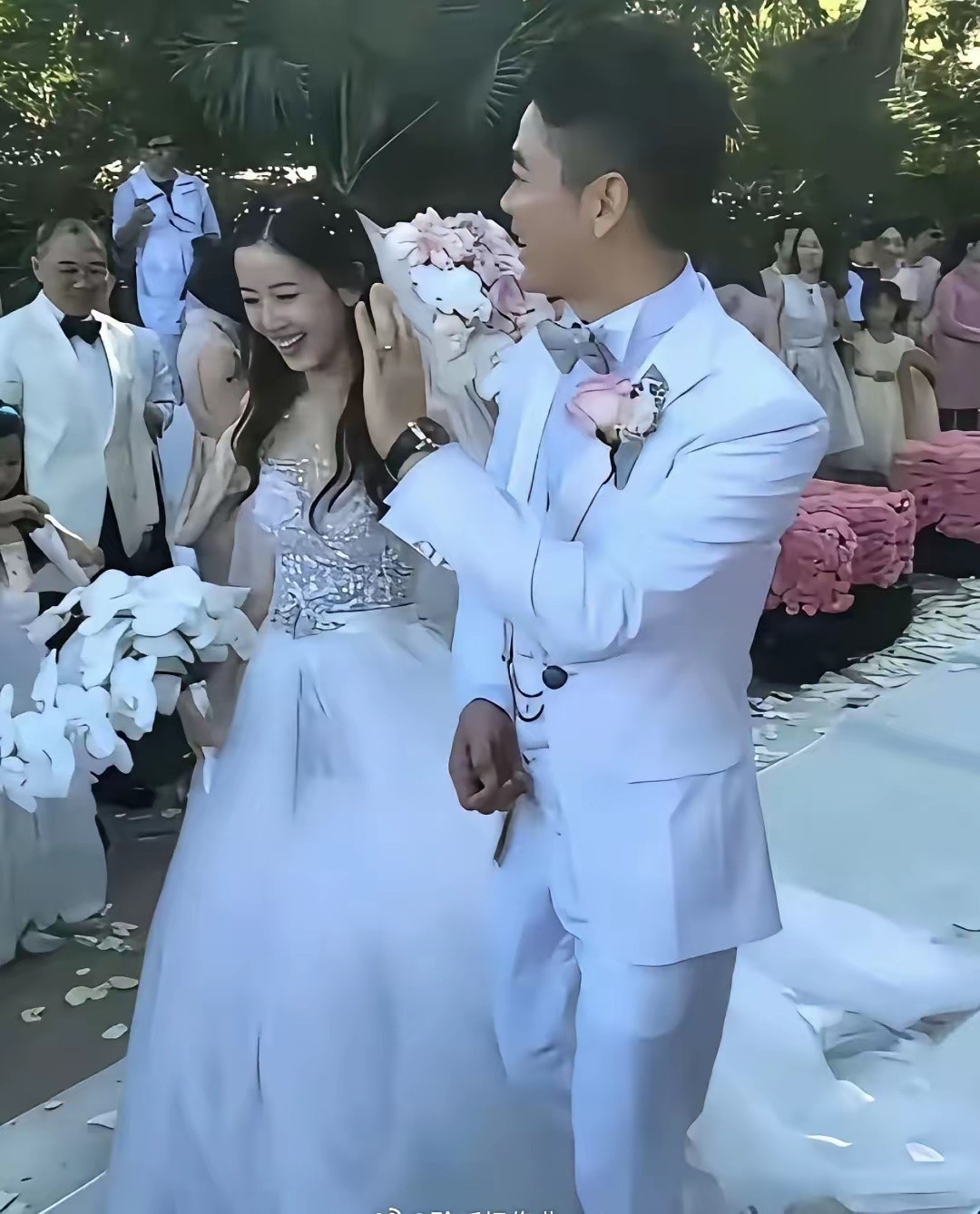 刘强东当年结婚时真的幸福满满啊！