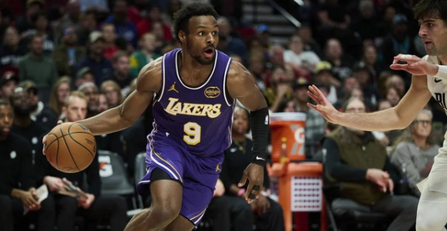 为啥雷迪克一点时间都不给布朗尼了布朗尼防守这么好，进攻也不乱打，我不觉的会比现