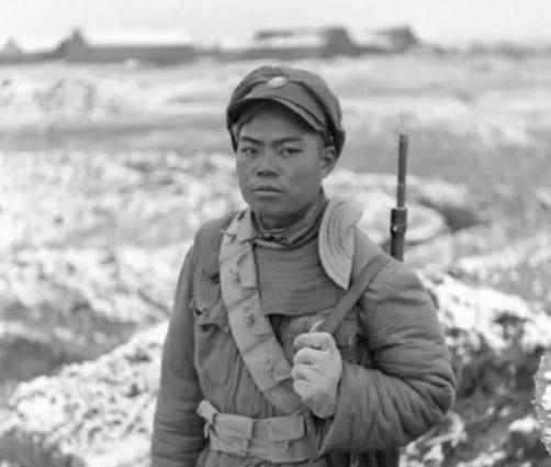 1948年3月，国民党整90师中将师长正在怒骂小电话兵，甚至开了两枪恫吓，小电话