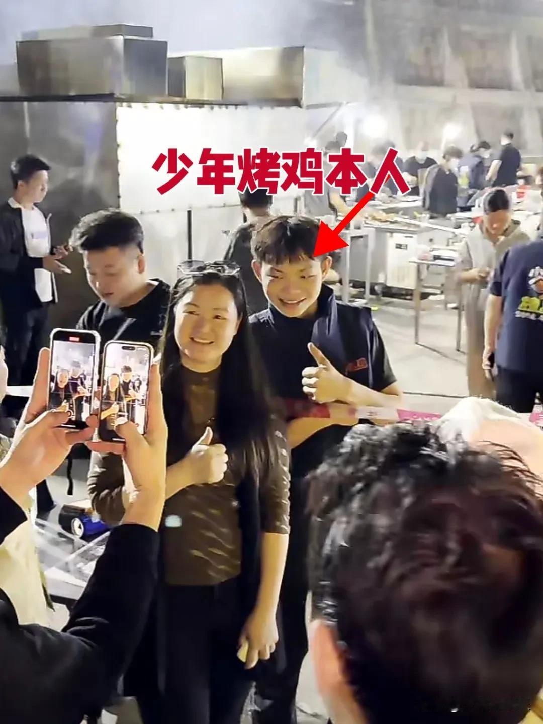 别瞎传了，烤鸡少年本人已经辟谣。近日网上火了一个专门做烤鸡的少年，被传的神乎