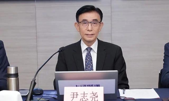 比芯片断供更可怕的情况出现了！中国物理博士尹志尧直言：美国芯片专家中，很大部分是