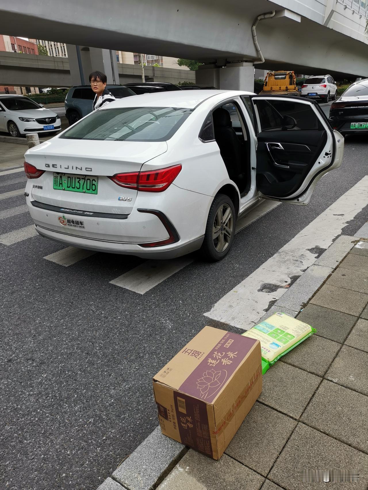 《从古稀老人在“花小猪”网约车遭遇看:行业快速发展下的“人文缺位”》今天中午