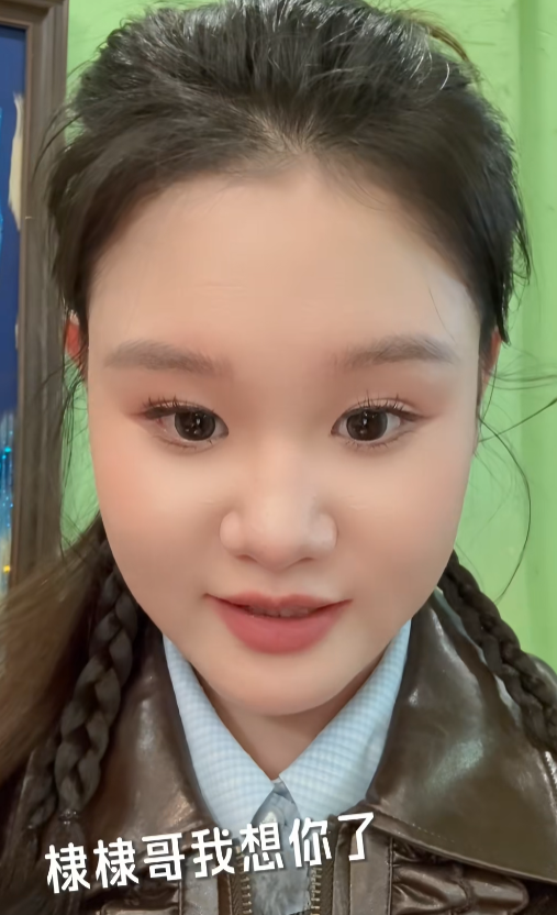 网友甲：说一句，“王鹤棣，棣棣哥，我想你了，有时间吃饭吗”？就能召唤出王鹤棣！