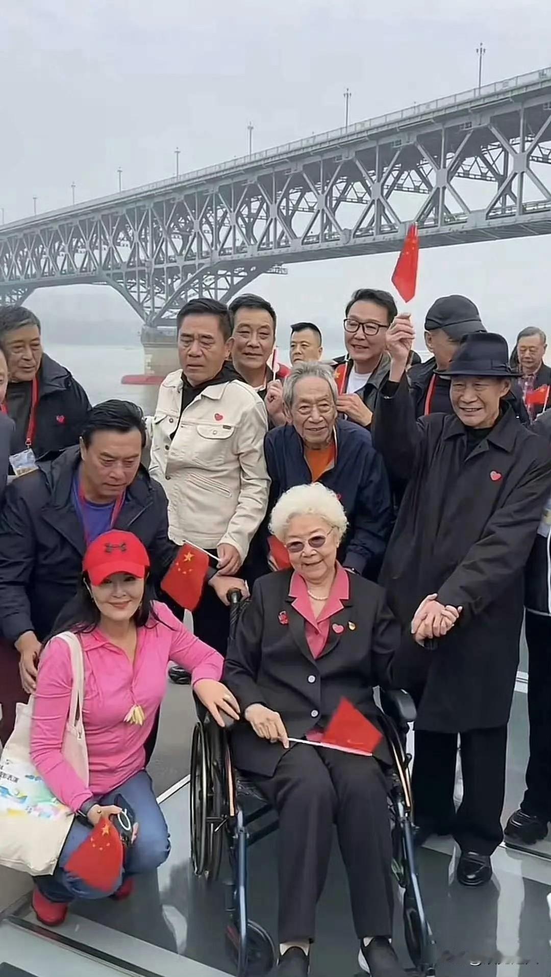 乍一看，以为是一个普通的老年旅游团！再仔细看，发现没一个是普通人！轮椅上坐着