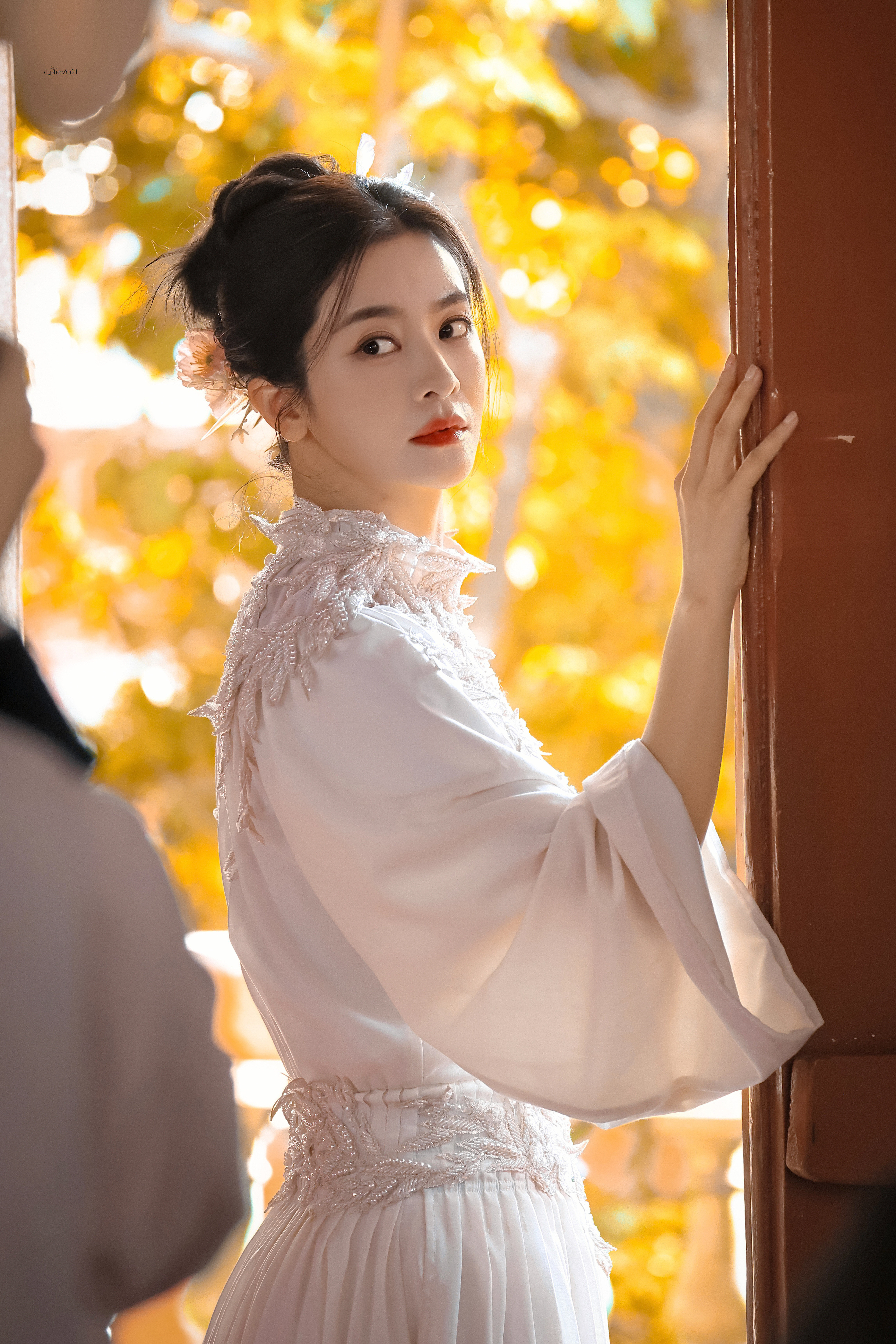 我天，李晟泉州小巷头戴簪花真的太好看了！姐你果然有够与众不同，身着丝绸白衣传统服