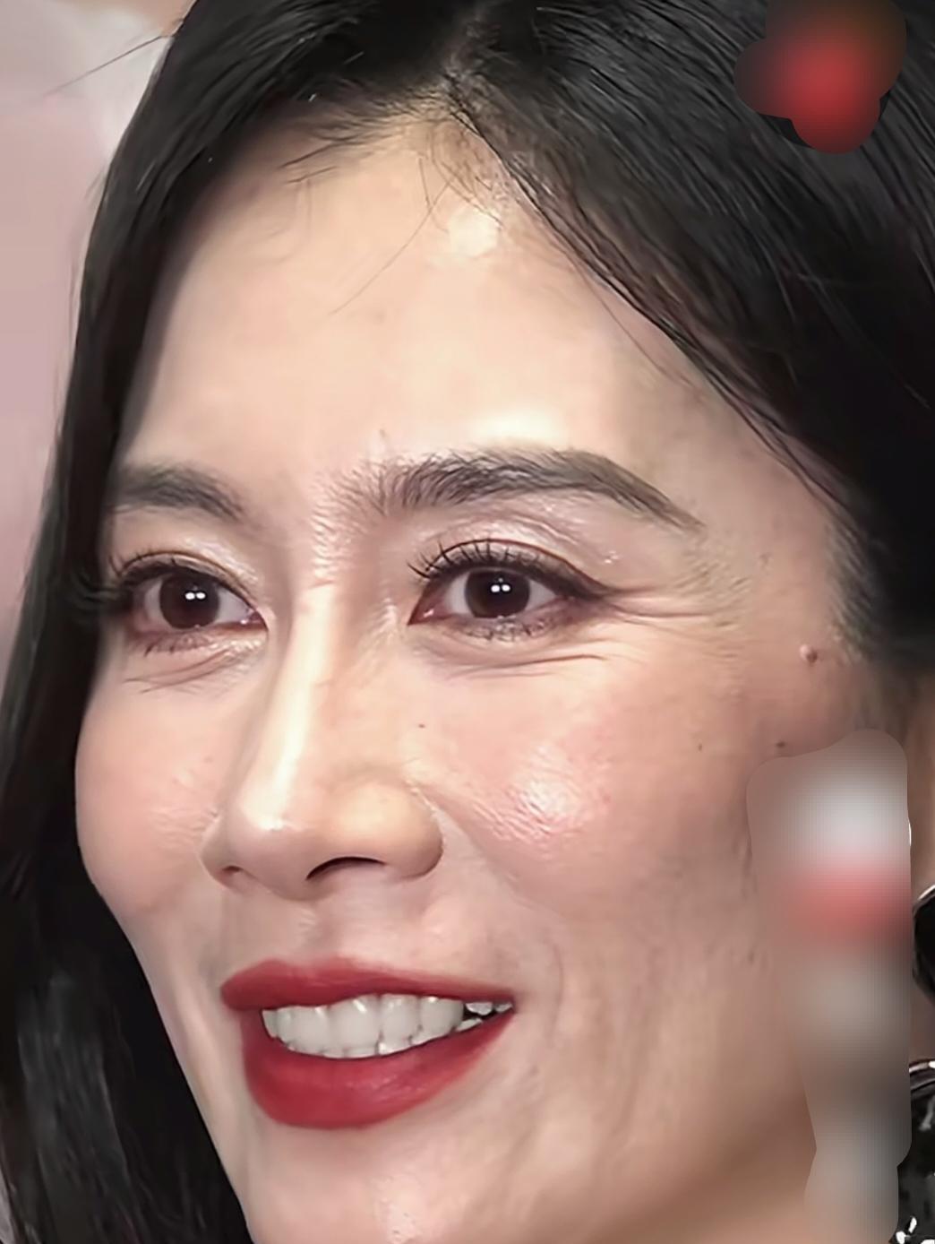 她48岁了，就这样把脸怼到高清镜头前。粉底很厚，皱纹清晰可见。医美朋友一