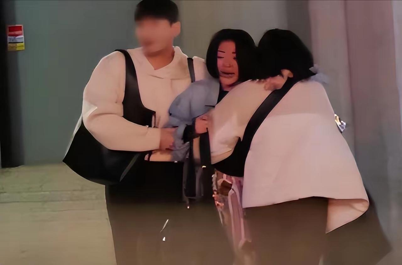 小S忏悔，葛斯齐爆料，我看完只有一个感觉：大人都忙着演，没人在意孩子……