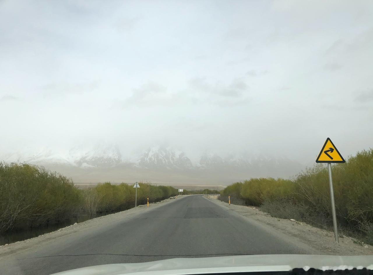 高海拔地区如果下雪❄️，自驾游就变得有风险，开一辆四驱车十分重要。之前在南疆自驾