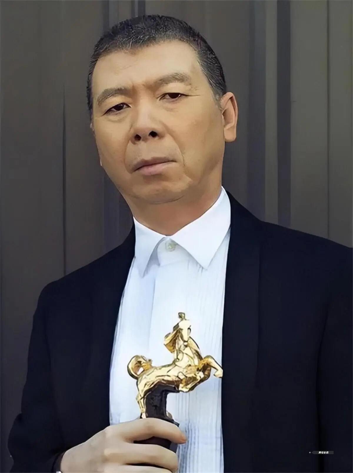 王朔评价冯小刚：当年他在北京文艺圈什么都不是，没钱没势没人脉，就会一张嘴。《甲