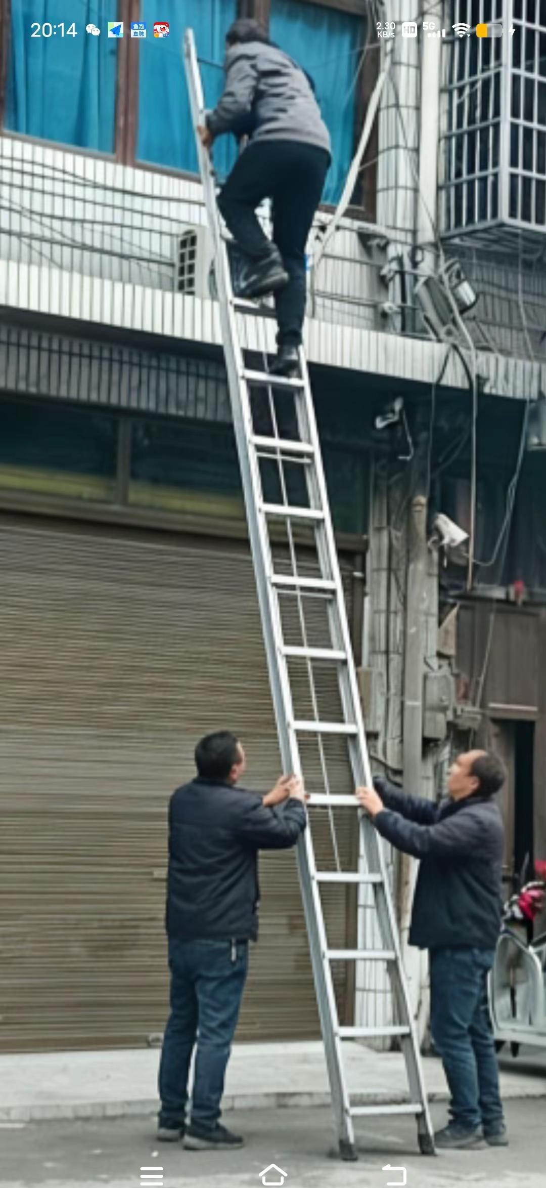 门面反锁进不去，老板娘求助，我找来拉升梯子上去帮门打开