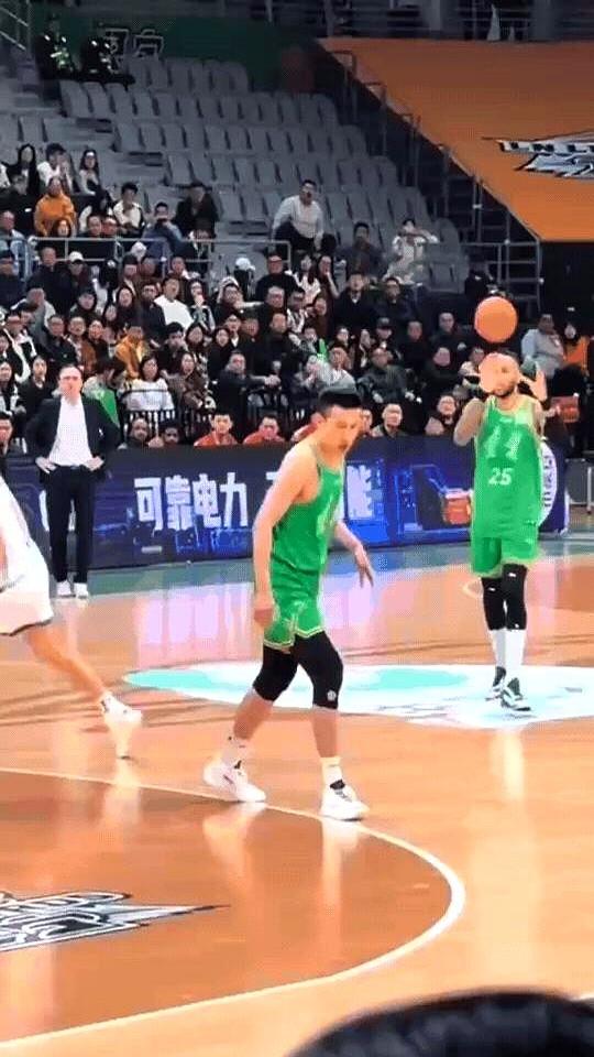 这锅，莫兰德真不该背。昨晚辽宁男篮比赛，一个球看得我直摇头。哈维那边手感热得