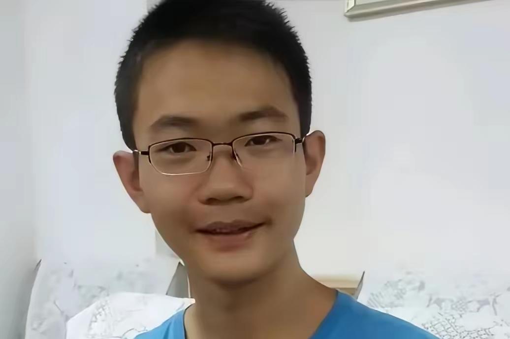 2016年，甘肃学生胡明源语文课从不听讲，天天熬夜打游戏，高考却以690分考上北