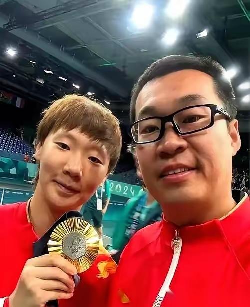 王曼昱的体能教练，孙奇，走了。人不是跳槽去了别的乒乓球选手那儿，而是直接调去了