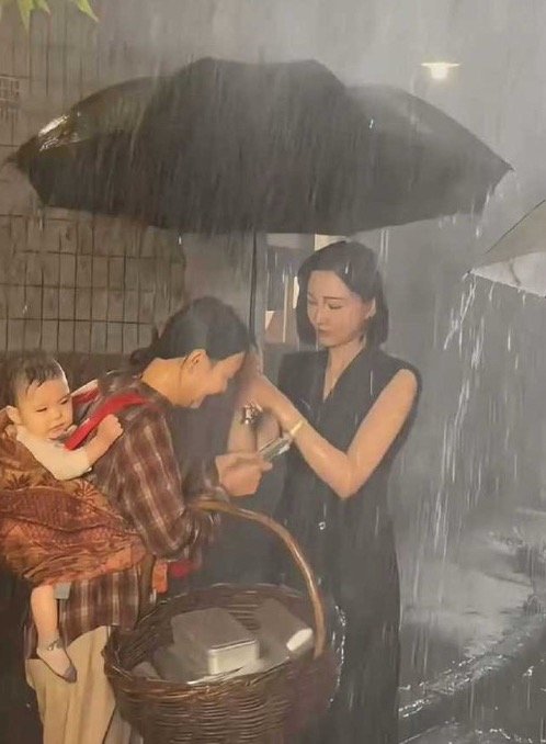 拍雨戏居然真让婴儿拍？这时候该用道具特效的时候反而不用了。