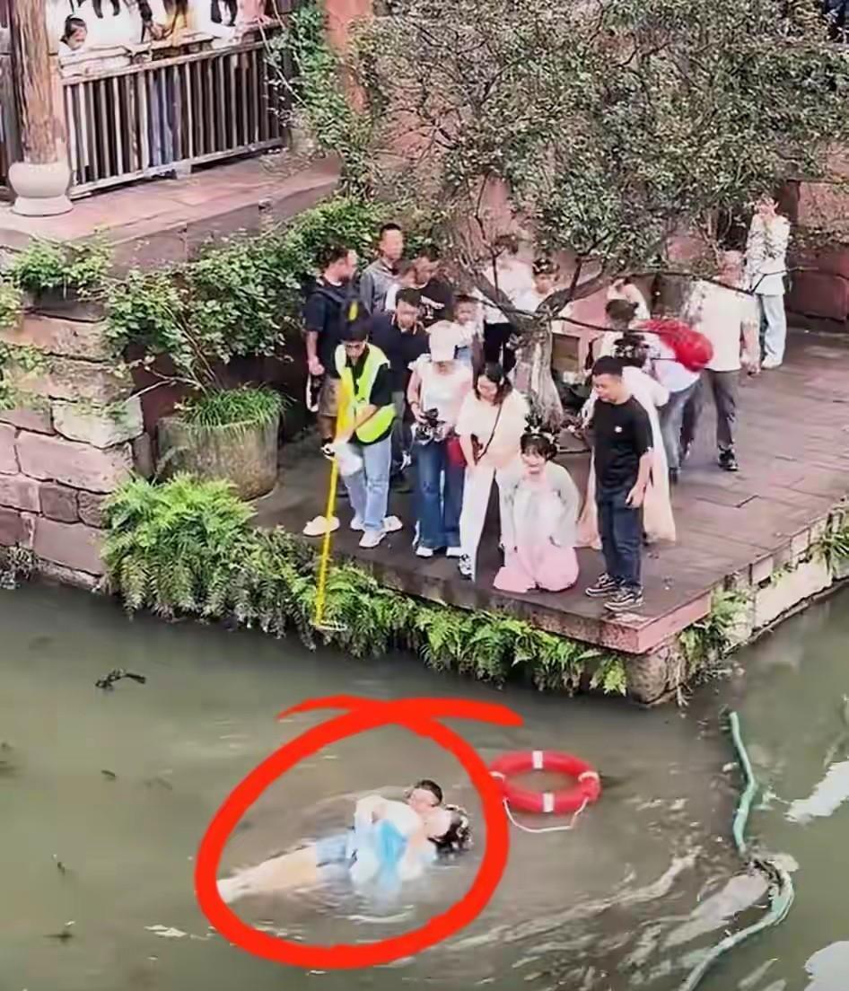 景区救人那天，被骂最惨的不是键盘侠，是那个死死拉住男友的女孩？国庆那天，李庄古