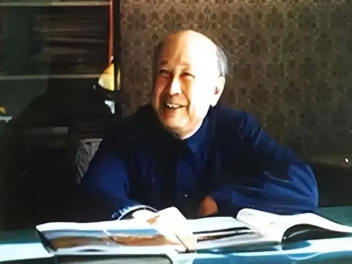 1958年，一枚美制导弹掉进中国手里，科研人员一下坐不住了。关键时刻，钱学森正全