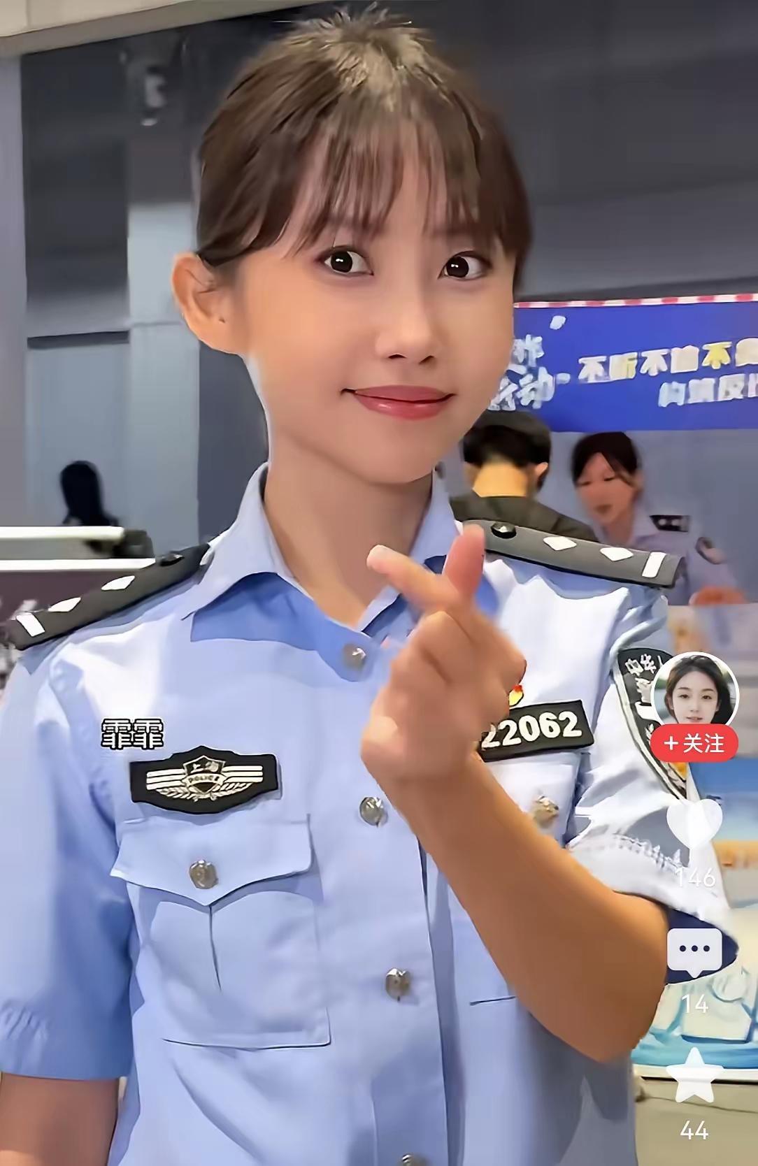 有点像。但不是像邱淑贞。邱淑贞眼睛比较水灵！跟邱淑贞没法比，但是这妹子长得不磕