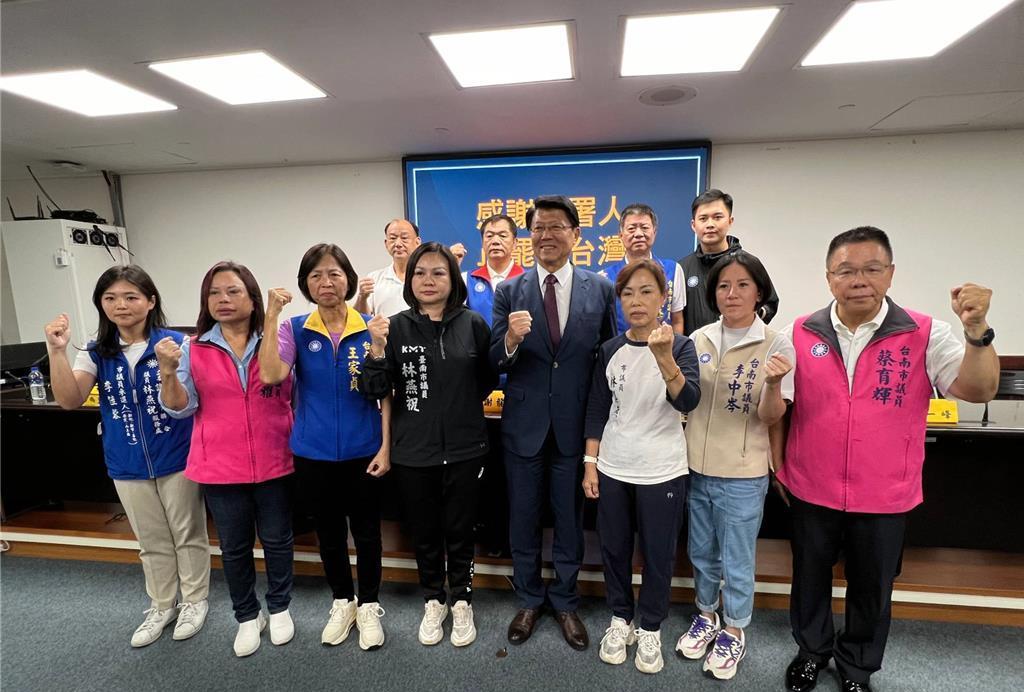 国民党台南市党部主委、蓝委谢龙介今天和蓝营市议员开记者会，宣布罢绿委王定宇、林俊