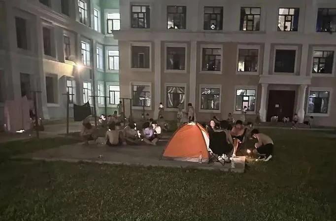 一方面是大学学费上集体涨价，另一方面是大学生宿舍竟没空调：先是东北某大学学生
