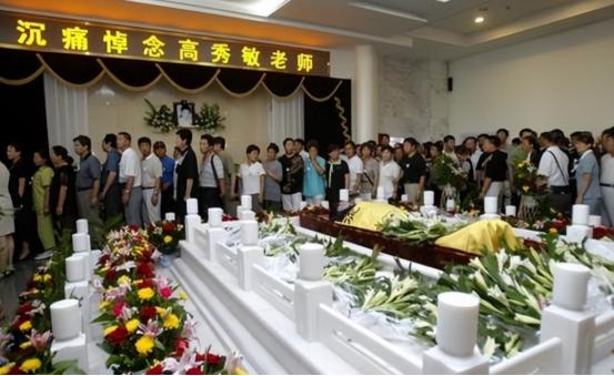 2005年，“插足”何庆魁和张艳茹生活的高秀敏死了，在葬礼上，张艳茹痛哭流涕：“