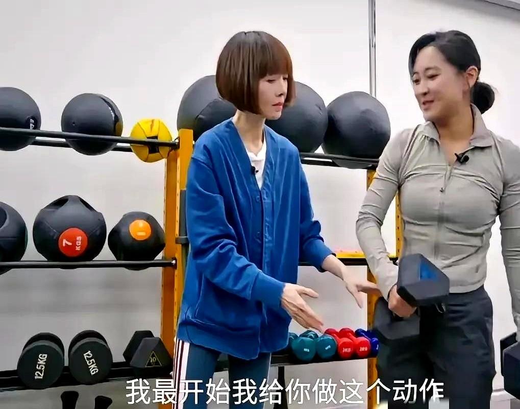 贾玲和鲁豫同框，把两种瘦法摆台上了。贾玲是真练啊！为拍《热辣滚烫》硬是减了1