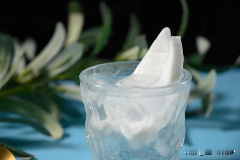 1.椰子水（首选天然青椰汁）：**墙裂推荐！这玩意儿简直是“天然运动饮料”