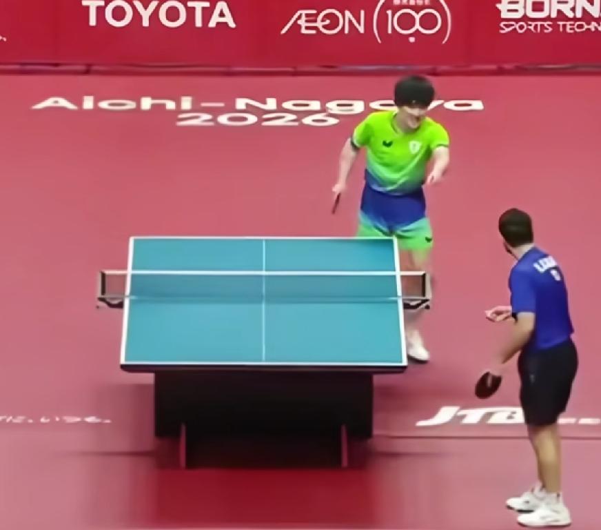 哈哈哈，笑不活了，张本智和让阿拉米扬摸了脚的球扔掉，结果拿了个新的又开始摸。
