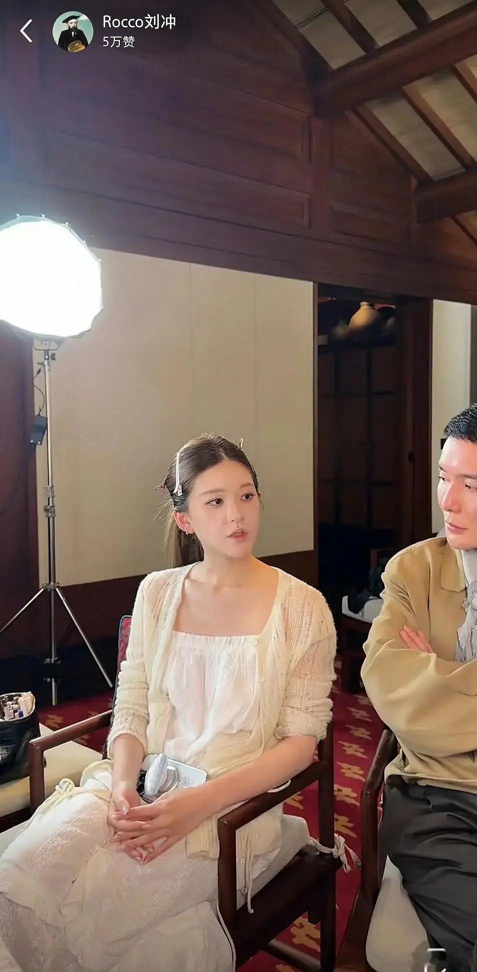 🥩的化妆技术一如既往，高光修容腮红搞里头