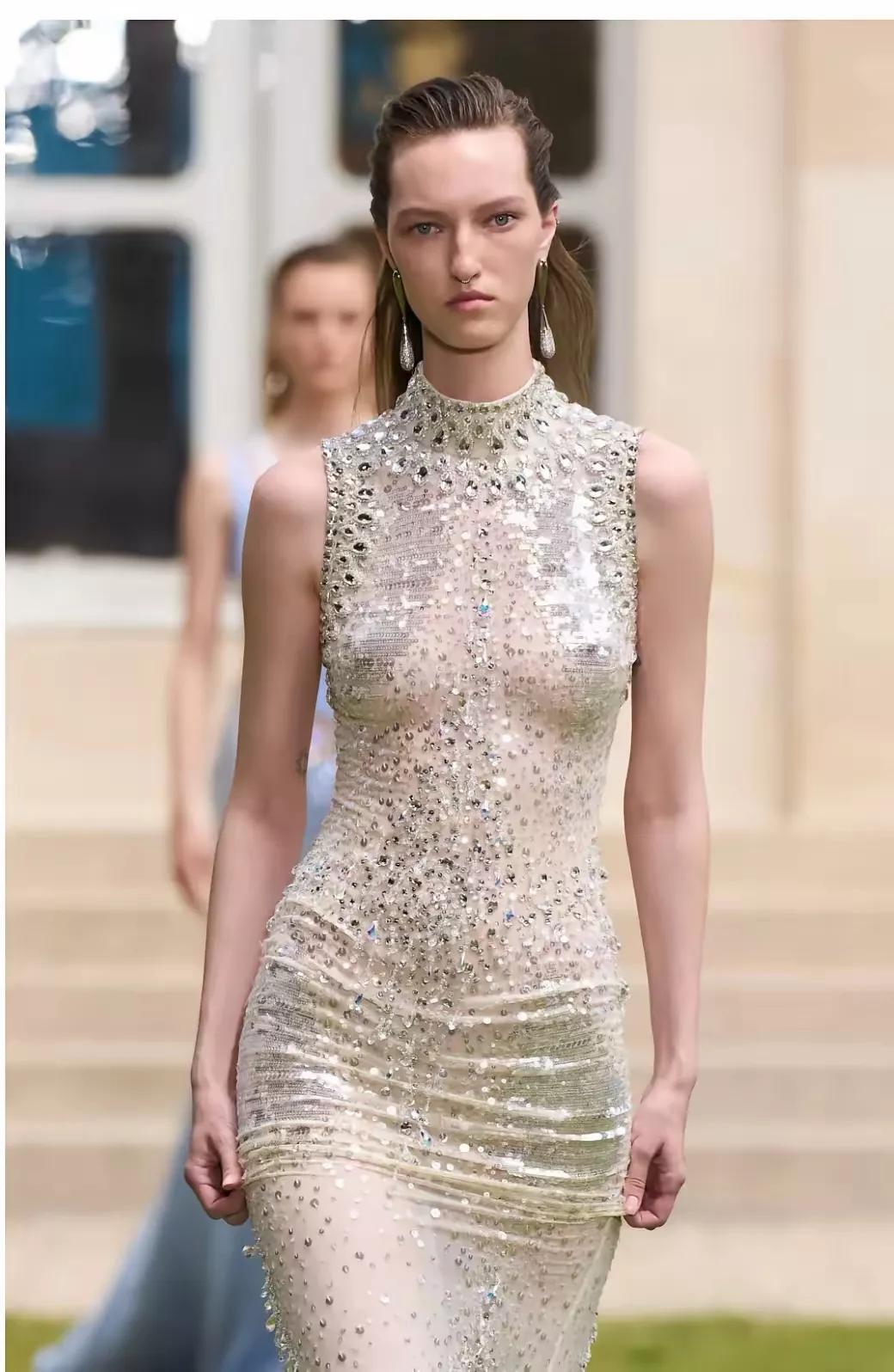 近日，日本新首相高市早苗对前日本政府的移民政策提出批评。她认为日本不需要那些来蹭