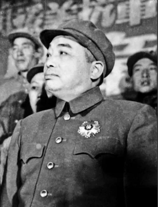1939年，一位国军军长在家中设宴招待彭德怀，吃饭途中，军长夫人悄悄凑过来压低