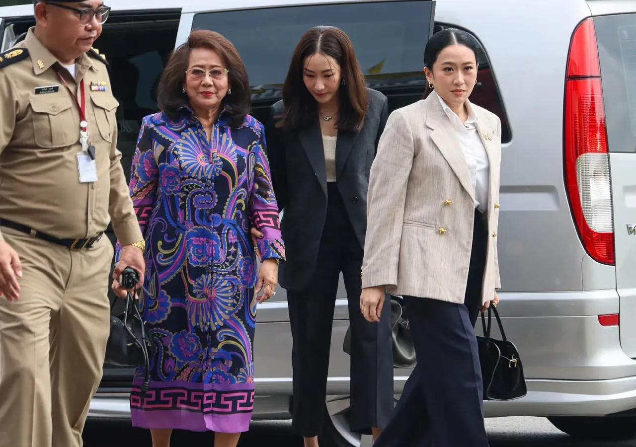 他信被判监禁，他信的前妻朴乍曼开始复出，据报道，佩通坦母亲朴乍曼出现在为泰党党会