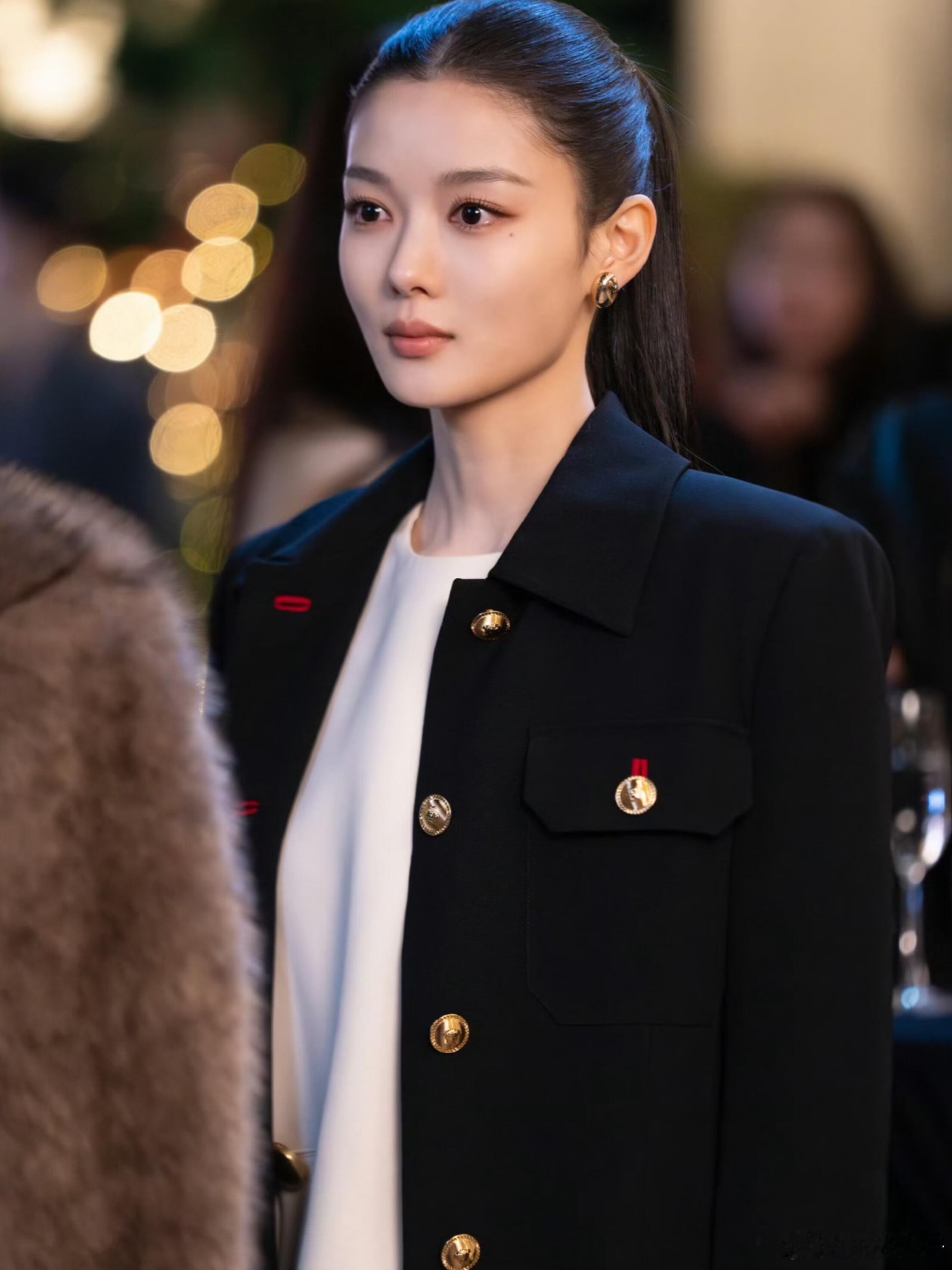 其实我以前一直觉得金裕贞脸有点宽，头有点大，五官有点平，看了她大光明高马尾的造