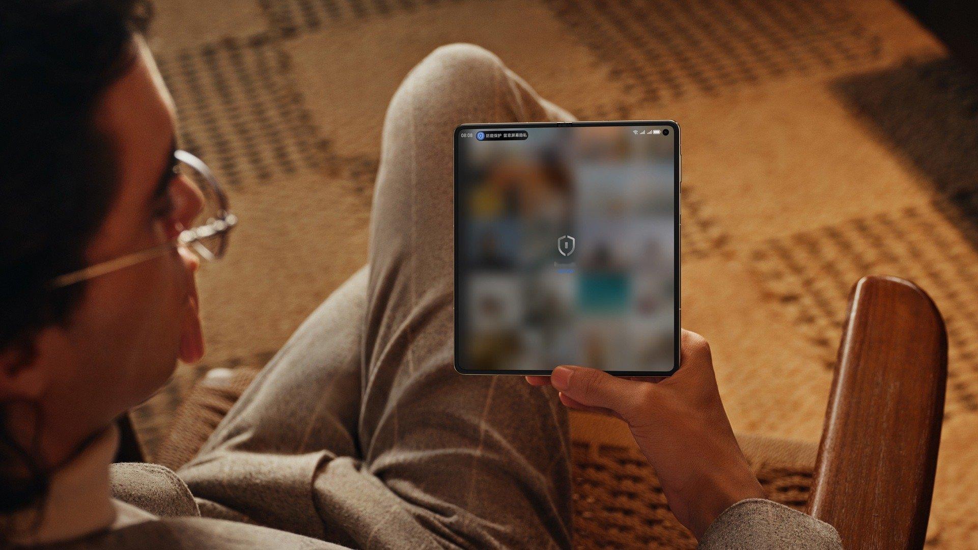 华为MateX7的大屏AI有多强我们不妨通过几个经典场景来看一看。机场场景，现在