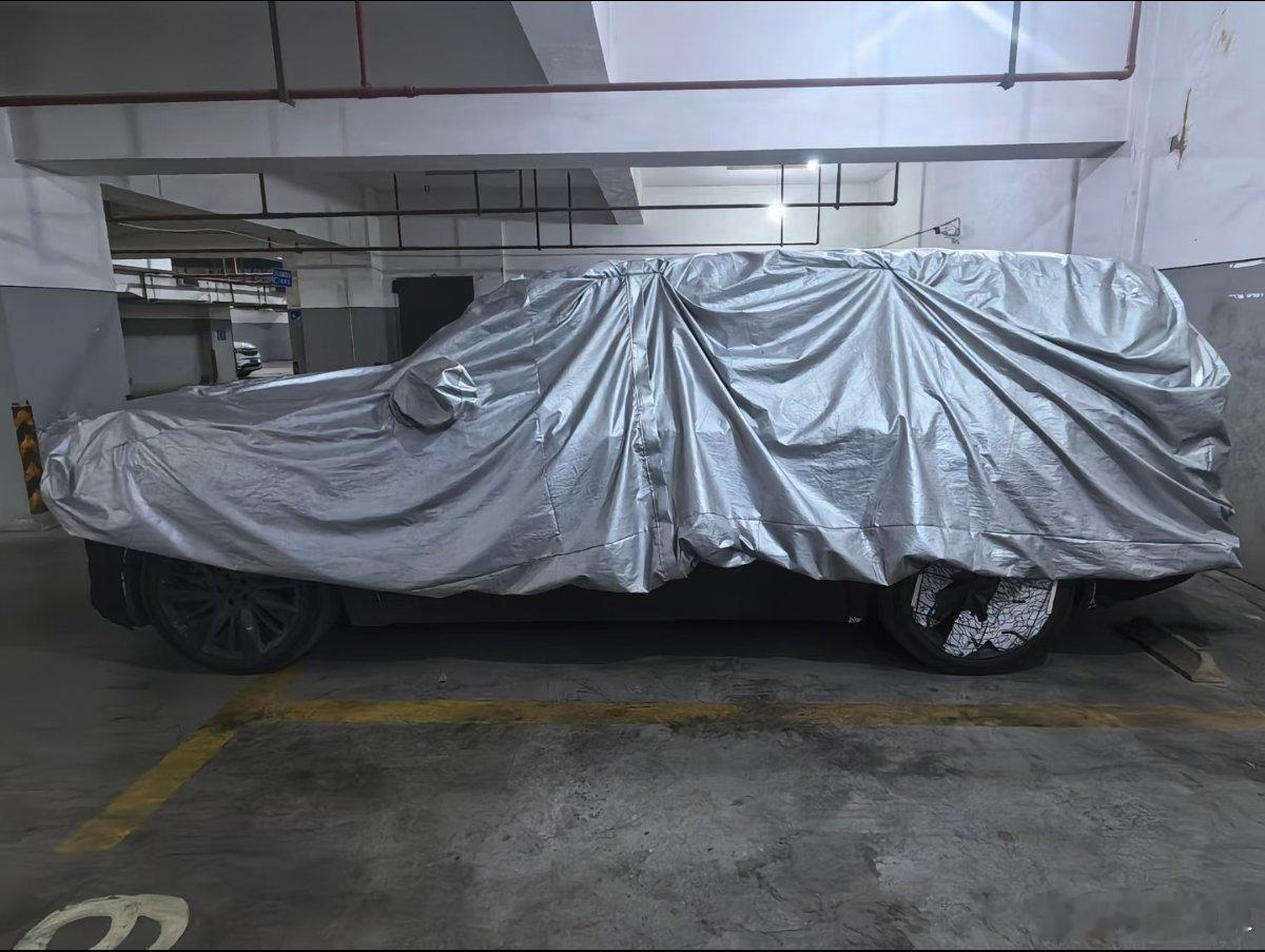 新款理想L9被拍到了，尺寸这回应该是和L8拉出差距了。轮毂是新的，这么看基本上不