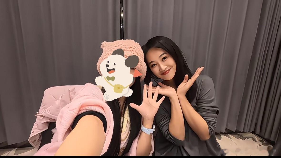 天呐我看到蓝盈莹请她粉丝吃饭🙉这居然是内娱追星的距离吗？